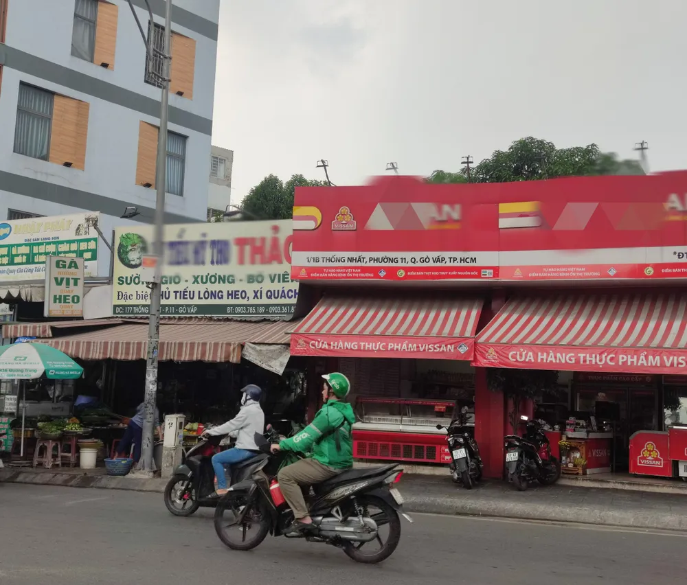 Trên đường Thống Nhất, quận Gò Vấp hai căn nhà liền kề nhau nhưng được đánh số không theo thứ tự. Ảnh: VÕ HÀ Số nhà loạn xạ, quy định mới có giải quyết được?