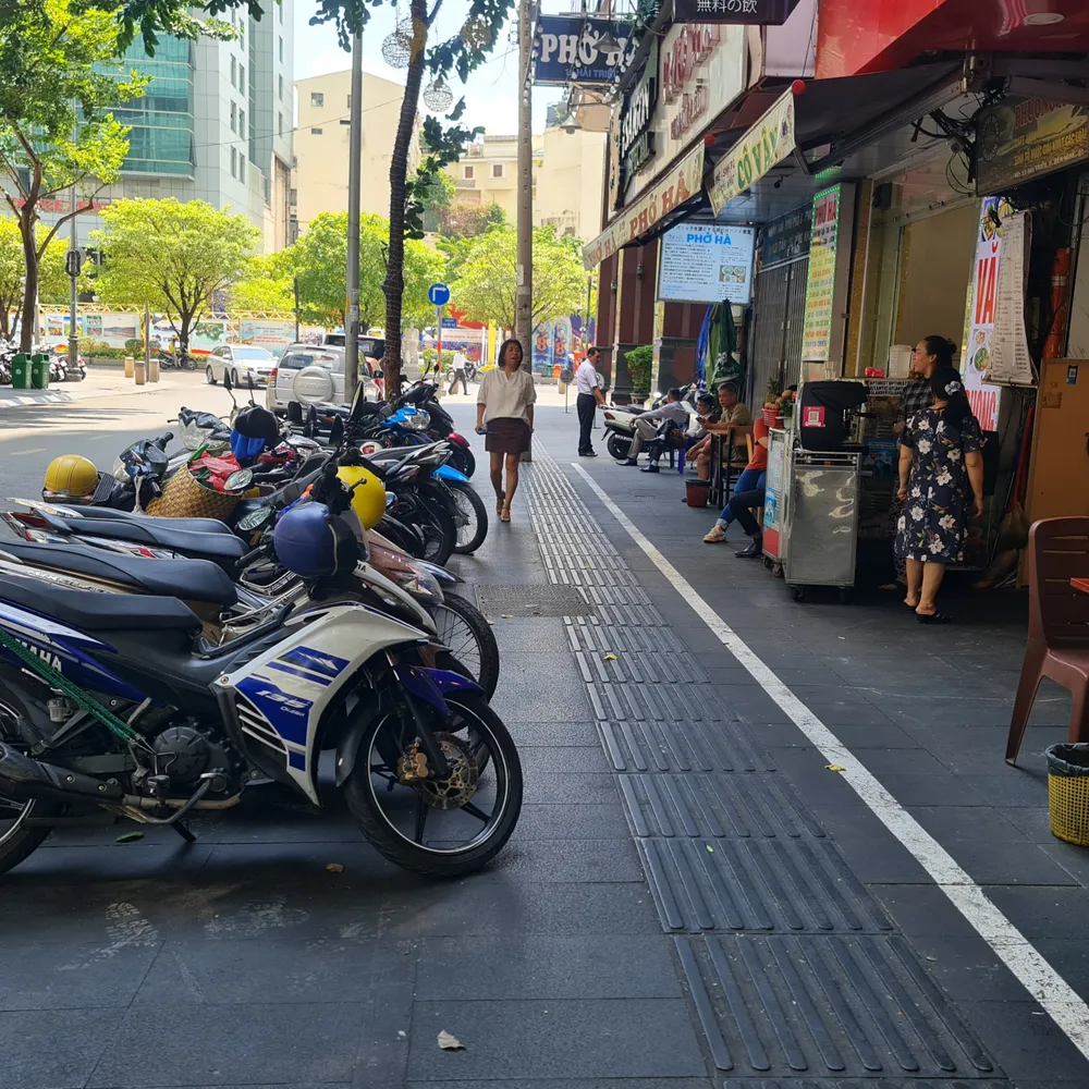 Tuyến đường Hải Triều đủ điều kiện tổ chức làm điểm kinh doanh, mua, bán hàng hóa. Ảnh: NGUYỄN CHÂU 21 ngày cho thuê vỉa hè, quận 1 thu được bao nhiêu tiền?