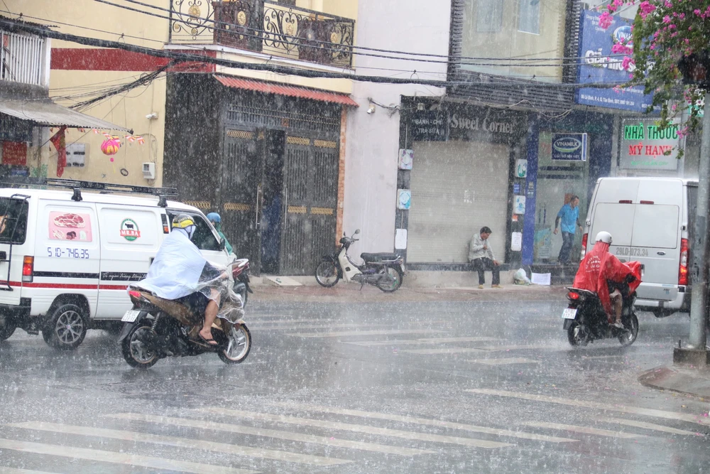 Mùa mưa đã bắt đầu ở TP.HCM nhưng ban ngày thời tiết vẫn nóng và oi bức. Ảnh: NC Nguyên nhân gây nắng nóng và oi bức ở Nam Bộ mặc dù đã vào mùa mưa