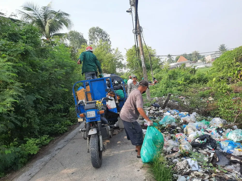 Người dân tham gia dọn rác tại huyện Bình Chánh. Ảnh: NT nga hoi song xanh binh chanh.jpg