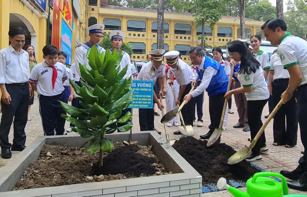 Lãnh đạo TP.HCM trồng cây tại trường THCS Hồng Bàng, quận 5. Ảnh: NC ngay hoi song xanh TP.HCM hinh 3.jpg