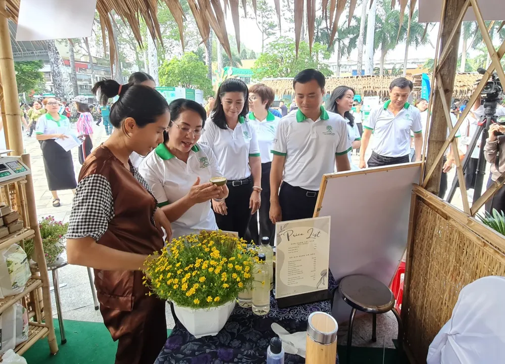 Các đại biểu tham quan các gian hàng tại ngày hội Sống xanh lần 4 tổ chức tại công viên Văn Lang, quận 5. Ảnh: NC Nhiều hoạt động bảo vệ môi trường trong ngày hội Sống xanh tại TP.HCM