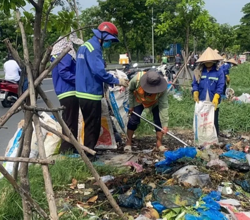 Ra quân dọn dẹp vệ sinh trên địa bàn huyện Bình Chánh ngày 8-6. Ảnh: NT Sở TN&MT TP.HCM thông tin 155 điểm ô nhiễm để địa phương xử lý