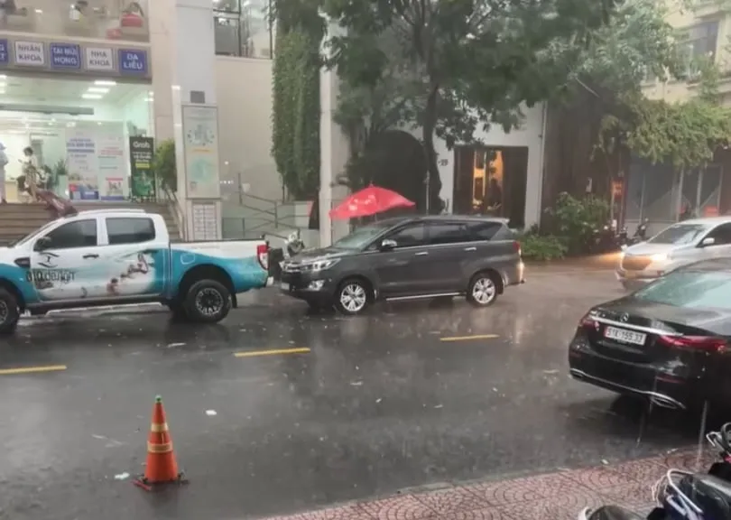 Mưa xuất hiện nhanh và kết thúc nhanh. Ảnh: H.HIỀN mua da 4.jpg