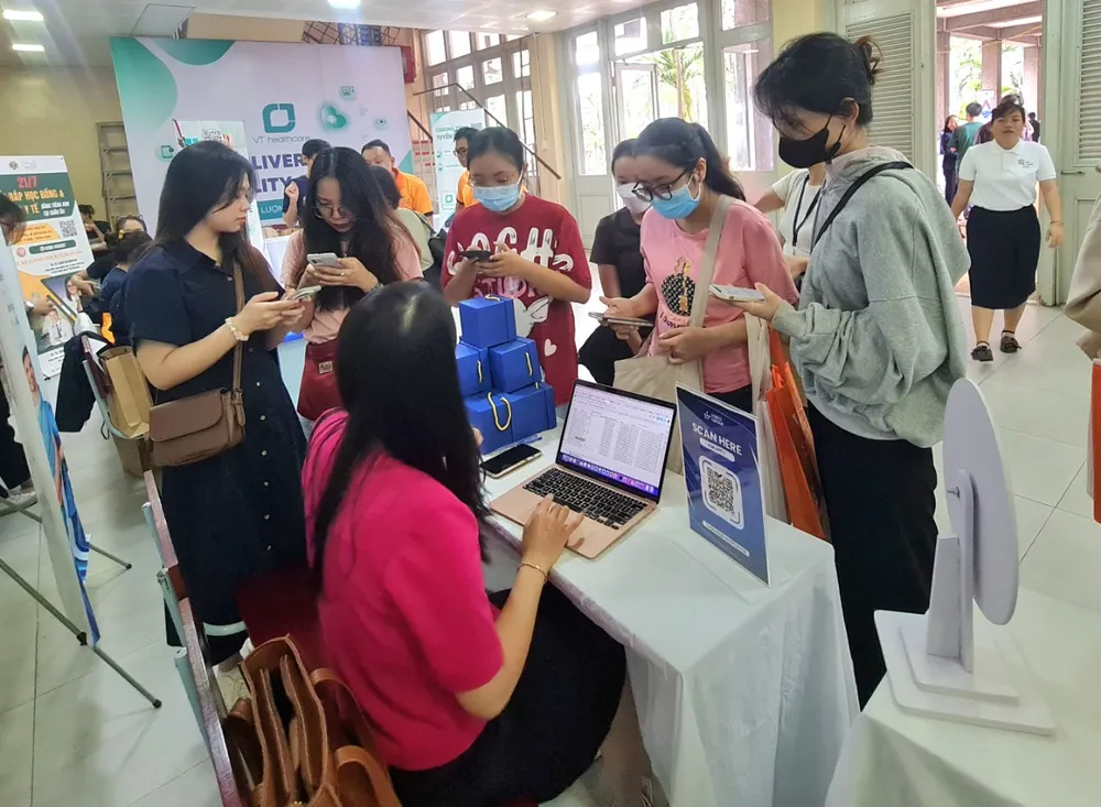 sinh vien tham gia ngày hoi.jpg