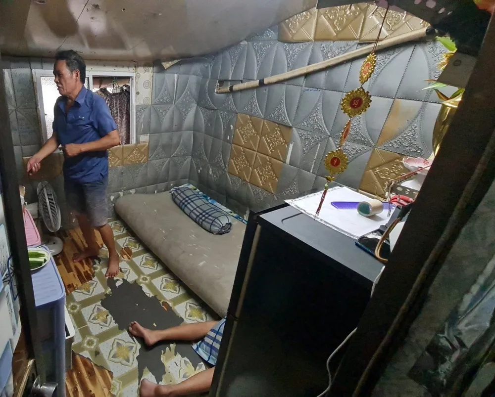 Căn phòng nhỏ bé nhưng có đến 5 người sinh sống. Ảnh: NGUYỄN CHÂU nguoi dan cho ga-hinh 3.jpg