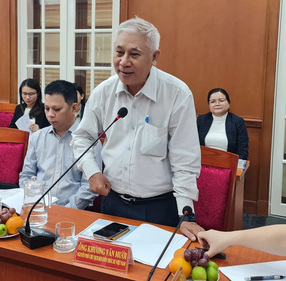 Kiến trúc sư Khương Văn Mười chia sẻ thông tin tại hội nghị. Ảnh: NGUYỄN CHÂU ong khuong van muoi.jpg