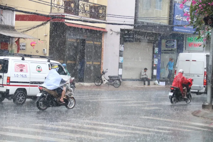 Biển Đông khả năng xảy ra áp thấp nhiệt đới, Nam Bộ sẽ tiếp tục có mưa lớn trong những ngày tới. Ảnh: NC Biển đông khả năng xảy ra áp thấp nhiệt đới, Nam Bộ sẽ tiếp tục có mưa lớn