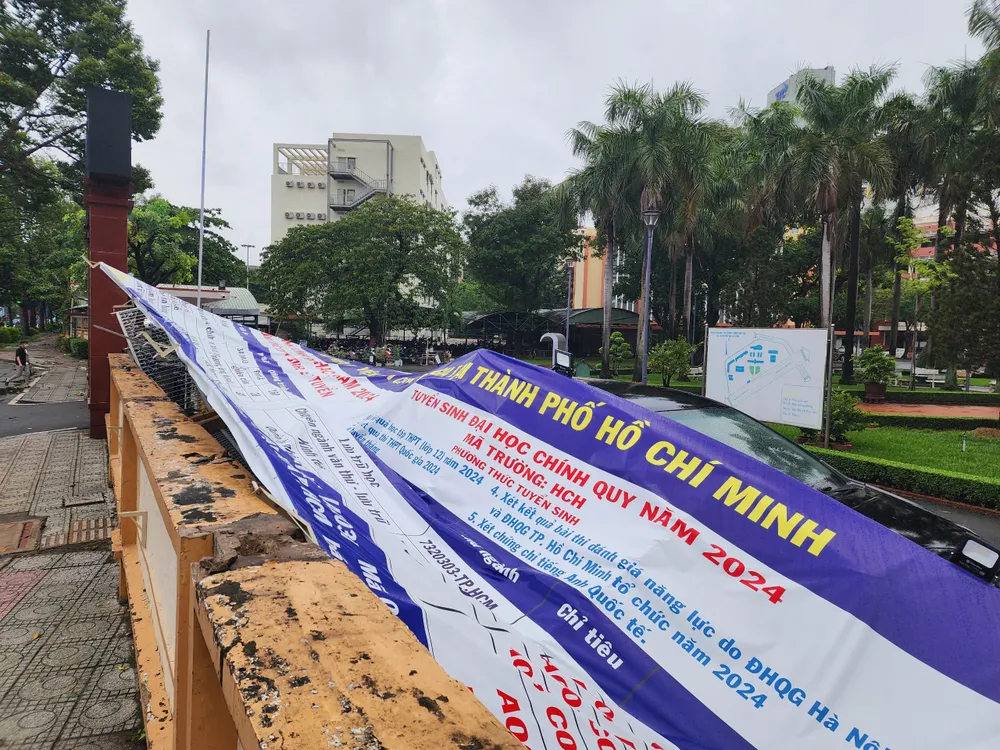 Gió lớn cũng quật ngã tấm bảng hiệu thông tin tuyển sinh của Học viện Hành chính quốc gia TP.HCM nằm trên đường 3/2. Bảng hiệu dài khoảng 15 m gắn trên khung thép được hàn cố định trước cổng trường. Ảnh: NT Mưa dông ở TP.HCM