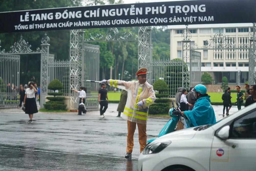 Mưa xuất hiện tại quận 1, nơi tổ chức lễ viếng Tổng Bí thư Nguyễn Phú Trọng. Ảnh: NGUYỆT NHI Mưa khắp nơi trong ngày đầu Quốc tang Tổng Bí thư Nguyễn Phú Trọng