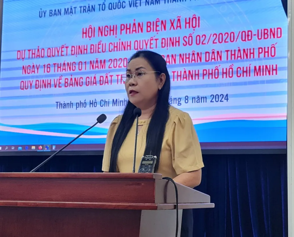 Bà Nguyễn Thị Kim Thúy, Phó Chủ tịch Ủy ban MTTQ Việt Nam TP.HCM phát biểu tại hội nghị. Ảnh: NGUYỄN CHÂU bảng giá đất ba Thúy.jpg
