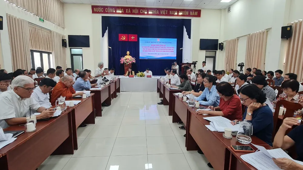 Các đại biểu góp ý tại hội nghị phản biện xã hội đối với dự thảo Quyết định điều chỉnh Quyết định số 02/2020 của UBND TP.HCM về Bảng giá đất trên địa bàn TP. Ảnh: NGUYỄN CHÂU Nhiều địa phương góp ý Bảng giá đất điều chỉnh ở TP.HCM