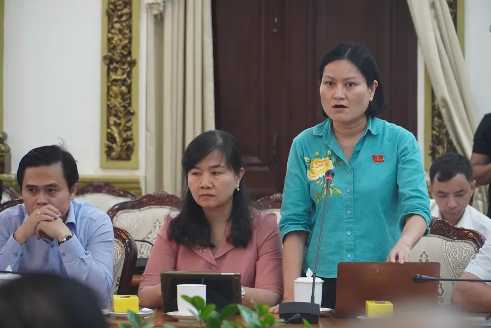 Bà Nguyễn Thị Thanh Vân góp ý liên quan dự thảo Bảng giá đất điều chỉnh. Ảnh: NGUYỄN CHÂU Lãnh đạo TP.HCM nói gì về hồ sơ đất đai bị ách tắc do Bảng giá đất?