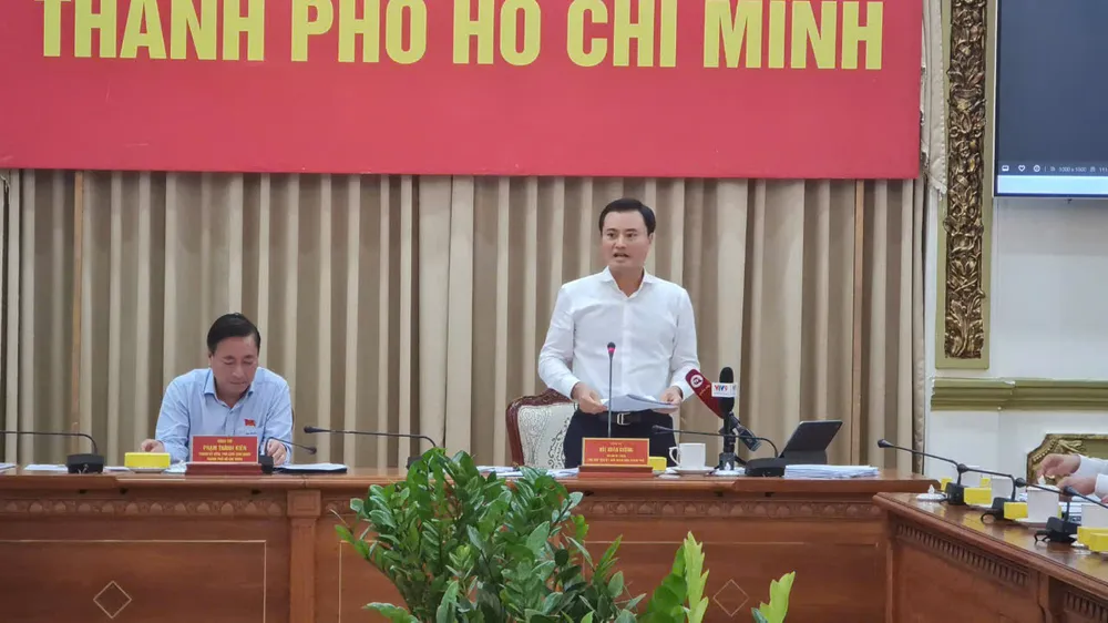 Ông Bùi Xuân Cường, Phó Chủ tịch UBND TP.HCM phát biểu tại hội nghị lấy ý kiến về Bảng giá đất chiều 20-8. Ảnh: NGUYỄN CHÂU ông bùi xuân cường- bảng giá đất.jpg