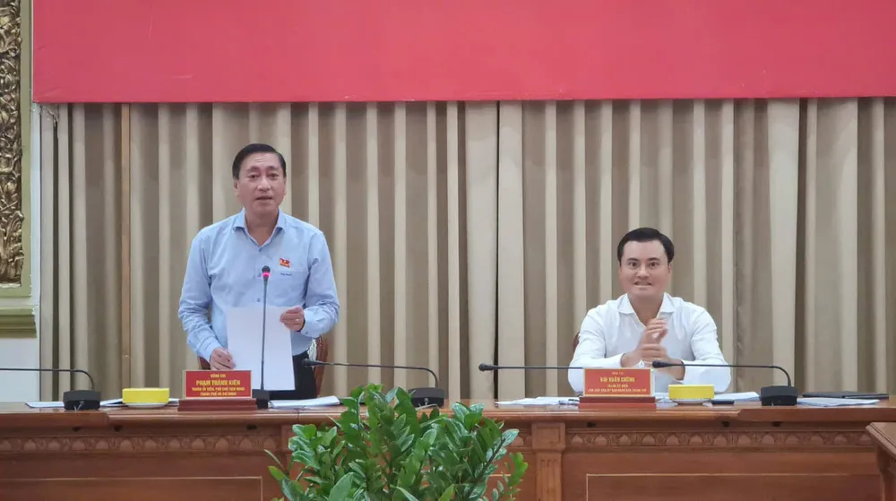 Ông Phạm Thành Kiên, Phó Chủ tịch HĐND TP.HCM phát biểu tại Hội nghị lấy ý kiến liên quan Bảng giá đất. Ảnh: NGUYỄN CHÂU Kiến nghị chưa áp dụng giá đất theo dự thảo Quyết định điều chỉnh Bảng giá đất
