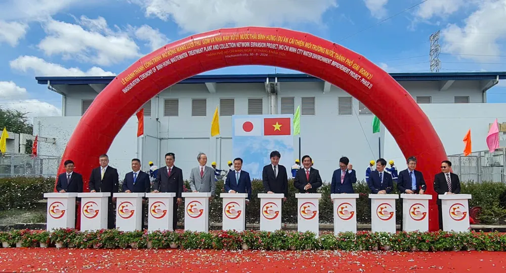 Các đại biểu bấm nút khánh thành nhà máy xử lý nước thải Bình Hưng. Ảnh: NGUYỄN CHÂU khánh thành nhà máy xử lý nước thải.jpg