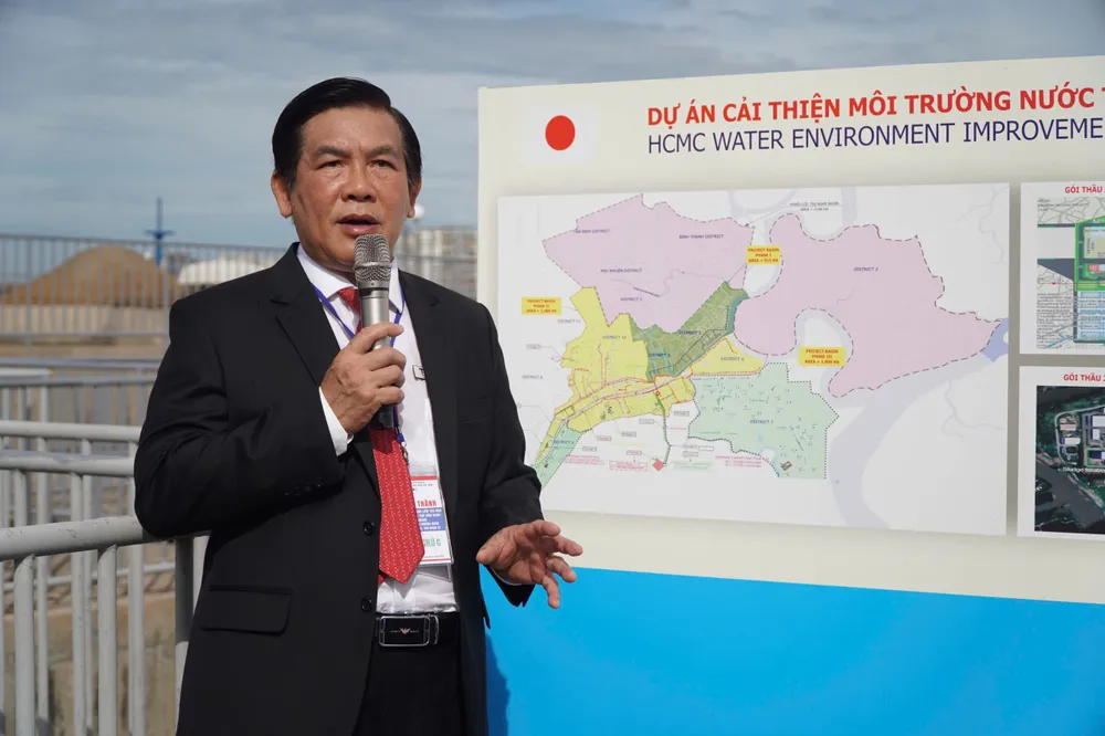 Ông Lương Minh Phúc, Giám đốc Ban Quản lý Dự án Đầu tư xây dựng các công trình giao thông TP.HCM phát biểu tại lễ khánh thành. Ảnh: NGUYỄN TIẾN nhà máy xử lý nước thải bình hưng phúc.jpg