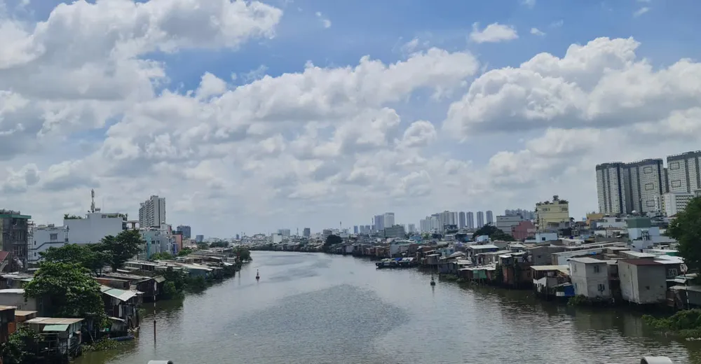 Dự án cải thiện môi trường nước TP.HCM giai đoạn 2 sẽ trả lại màu xanh cho các tuyến kênh Tàu Hũ – Bến Nghé – Đôi – Tẻ và cải thiện tình trạng ngập nước. Ảnh: NGUYỄN CHÂU nhà máy xử lý nước thải kênh đôi.jpg