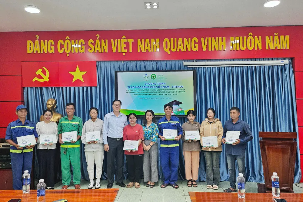 Lãnh đạo CITENCO trao học bổng cho con của công nhân vệ sinh môi trường. Ảnh: CT TP.HCM trao học bổng cho con của công nhân vệ sinh môi trường