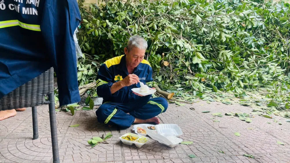 Thời gian nghỉ ngơi không nhiều của các công nhân Công ty cây xanh TP.HCM cây xanh ngã hà nội 5.jpg