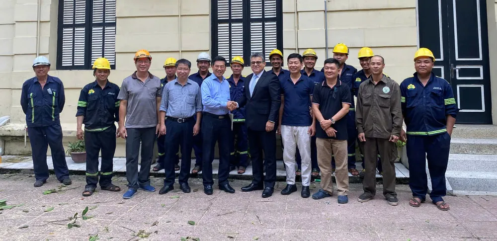 Phó Chủ tịch UBND TP.HCM Nguyễn Văn Dũng đến thăm hỏi, động viên đội chi viện cứu hộ cây xanh ở Hà Nội của Công ty cây xanh TP.HCM chi viên cây xanh .jpg