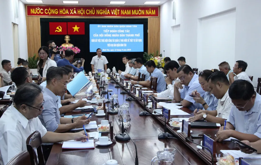 Buổi giám sát việc thực hiện công tác quản lý nhà nước về trật tự xây dựng trên địa bàn quận Bình Tân. Ảnh: NV Quận Bình Tân: Còn nhiều trường hợp xây nhà trên đất nông nghiệp