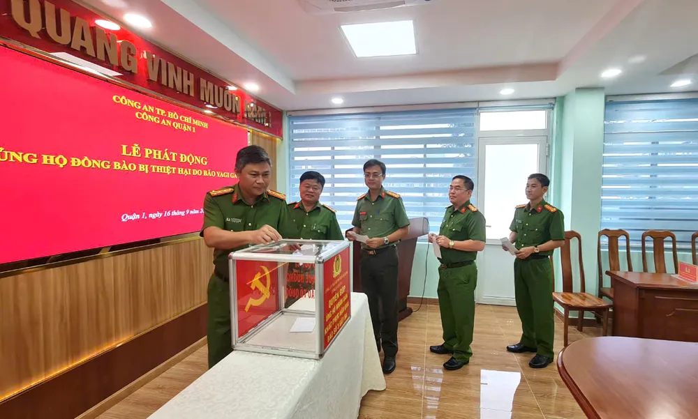 Công an quận 1, TP.HCM ủng hộ đồng bào bị thiệt hại do bão số 3. Ảnh: NGUYỄN CHÂU Sở Xây dựng TP.HCM và Ủy ban MTTQ Việt Nam quận 1 ủng hộ đồng bào bị thiệt hại do bão số 3