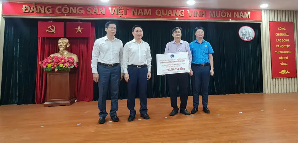 Sở Xây dựng TP.HCM ủng hộ đồng bào bị thiệt hại do bão số 3. Ảnh: NGUYỄN CHÂU ủng hộ bão số 3 sở xây dựng TP.HCM.jpg