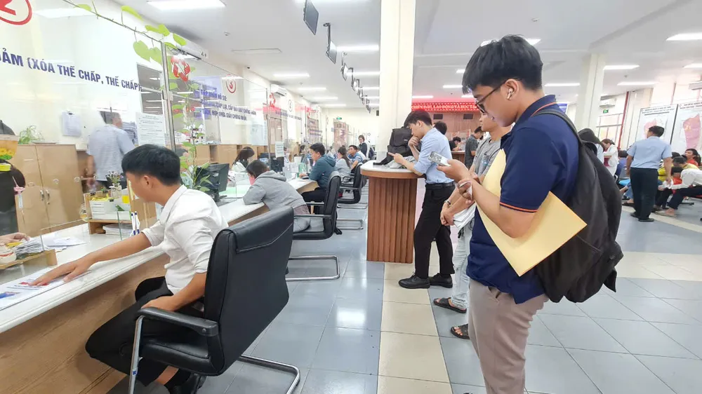 Người dân đến làm hồ sơ, thủ tục ở văn phòng đăng ký đất đai. Ảnh: NGUYỄN CHÂU Gần 9.000 hồ sơ đất đai bị ách tắc: Áp dụng bảng giá đất cũ là phù hợp quy định