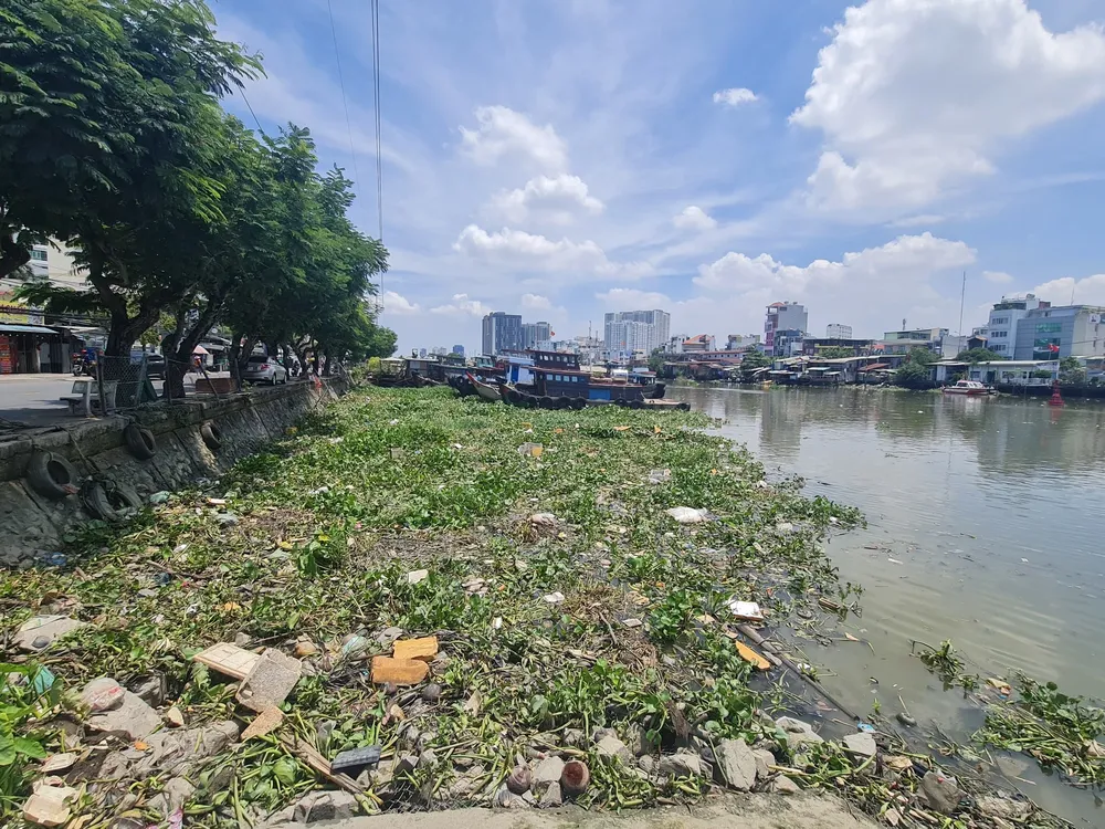 Đủ loại rác thải trên, dưới tuyến kênh Đôi - kênh Tẻ ở TP.HCM. Ảnh NGUYỄN CHÂU 100 tuyến sông kênh rạch rác trên kênh 2.jpg