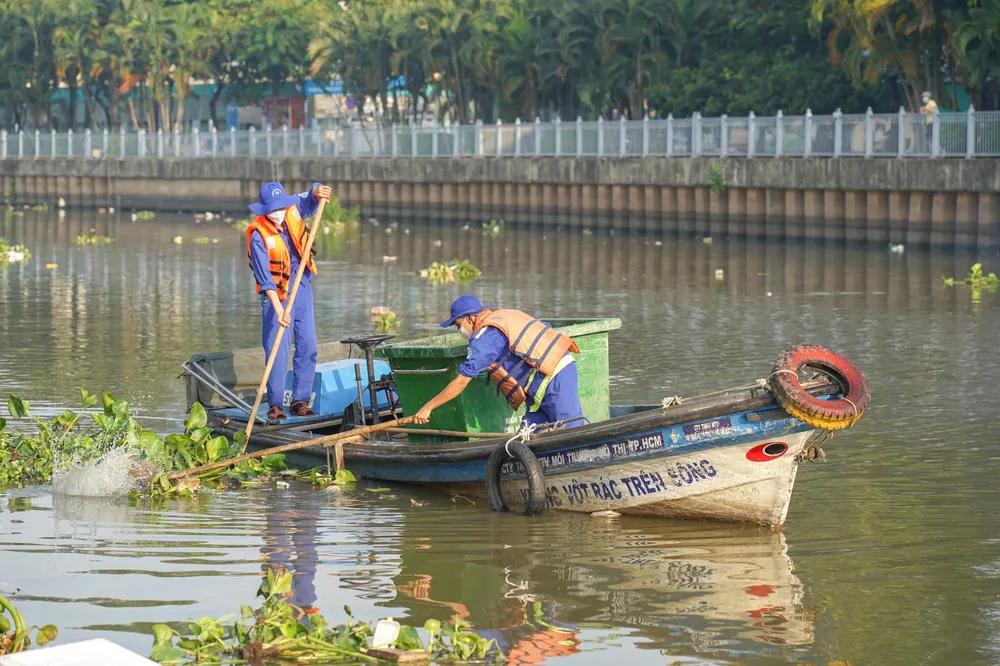 Công nhân vớt rác trên tuyến kênh Nhiêu Lộc - Thị Nghè. Ảnh: NGUYỄN CHÂU 100 tuyến sông kênh rạch vớt rác trên kênh.jpg
