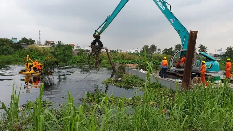 TP.HCM dùng máy móc để vớt rác trên kênh. Ảnh: NGUYỄN CHÂU vớt rác trên sông.jpg