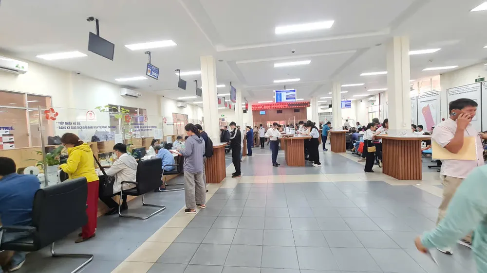 Người dân làm thủ tục liên quan đến chuyển nhượng đất tại TP.HCM. Ảnh: NGUYỄN CHÂU TP.HCM đưa ra hướng giải quyết gần 9.000 hồ sơ ách tắc trong lĩnh vực đất đai liên quan bảng giá đất