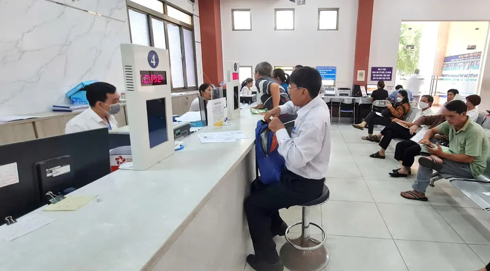 Người dân làm thủ tục ở Chi nhánh Văn phòng đăng ký đất đai quận Tân Bình sáng 23-9. Ảnh: NGUYỄN CHÂU hồ sơ đất đai bảng giá đất tân bình 2.jpg