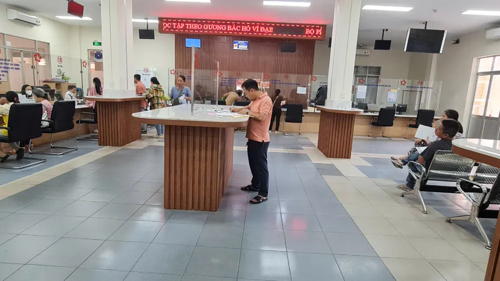 Số lượng người dân làm thủ tục ở Chi nhánh Văn phòng đăng ký đất đai quận Tân Phú sáng 23-9 không nhiều. Ảnh: NGUYỄN CHÂU hồ sơ đất đai liên quan bảng giá đất tân phú 1.jpg