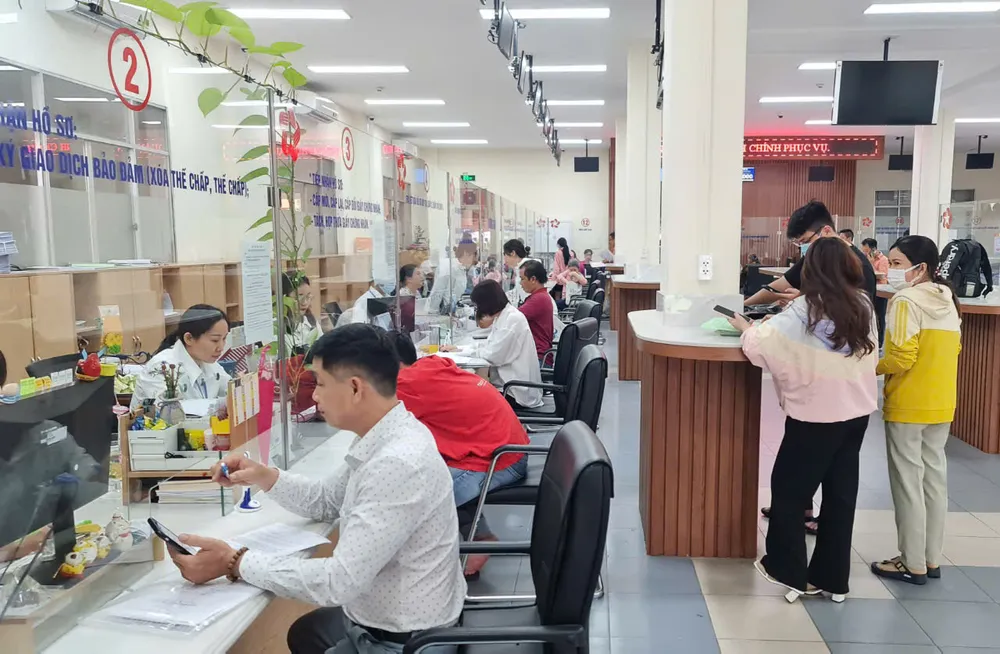 Người dân làm thủ tục ở Chi nhánh Văn phòng đăng ký đất đai quận Tân Phú sáng 23-9. Ảnh: NGUYỄN CHÂU TP.HCM sẵn sàng tăng nhân lực để giải quyết các hồ sơ đất đai bị ách tắc do bảng giá đất