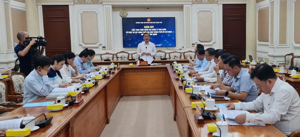 HĐND TP.HCM giám sát việc thực hiện công tác quản lý nhà nước về trật tự xây dựng đối với Sở Xây dựng TP.HCM. Ảnh: NGUYỄN CHÂU TP.HCM sẽ tiếp tục đề xuất áp dụng cắt điện nước với các công trình vi phạm trật tự xây dựng