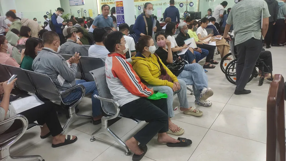 Người dân chờ đợi làm thủ tục liên quan đất đai ở Thủ Đức chiều 26-9 hồ sơ liên quan đất đai 4.jpg