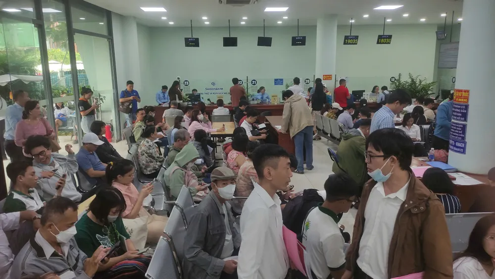 Số lượng người dân làm hồ sơ liên quan đất đai ở chi nhánh Văn phòng đăng ký đất đai TP Thủ Đức tăng cao Người dân xếp hàng để làm hồ sơ liên quan đất đai ở TP.HCM