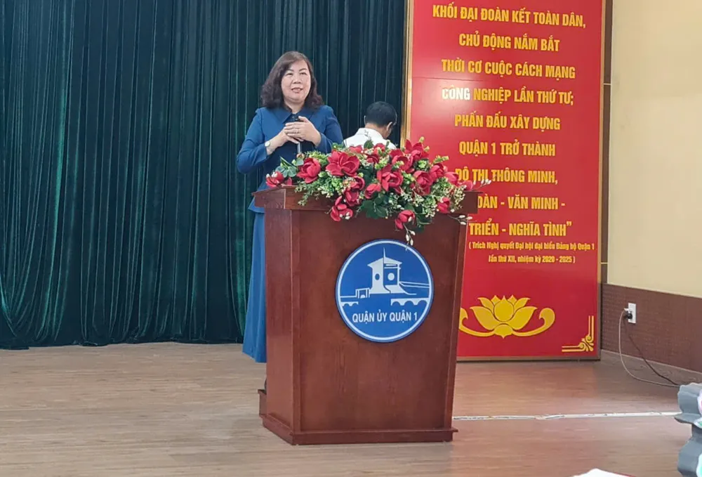 Bà Trần Việt Thái phát biểu tại hội thi tìm hiểu Luật Đất đai 2024. Ảnh: NC luật đất đai bà Thái.jpg