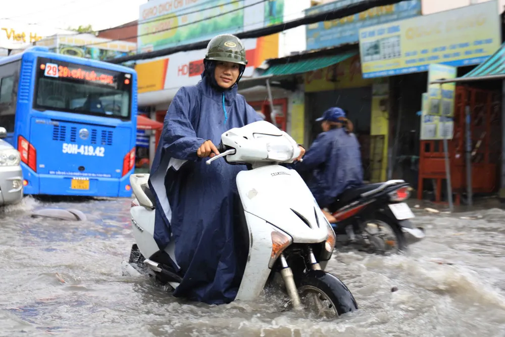 Mưa lớn có khả năng gia tăng hơn ở các tỉnh Nam Bộ và TP.HCM trong các ngày từ 15-10 đến 17-10 các tỉnh nam bộ mưa ngập ở TP.HCM 2.jpg