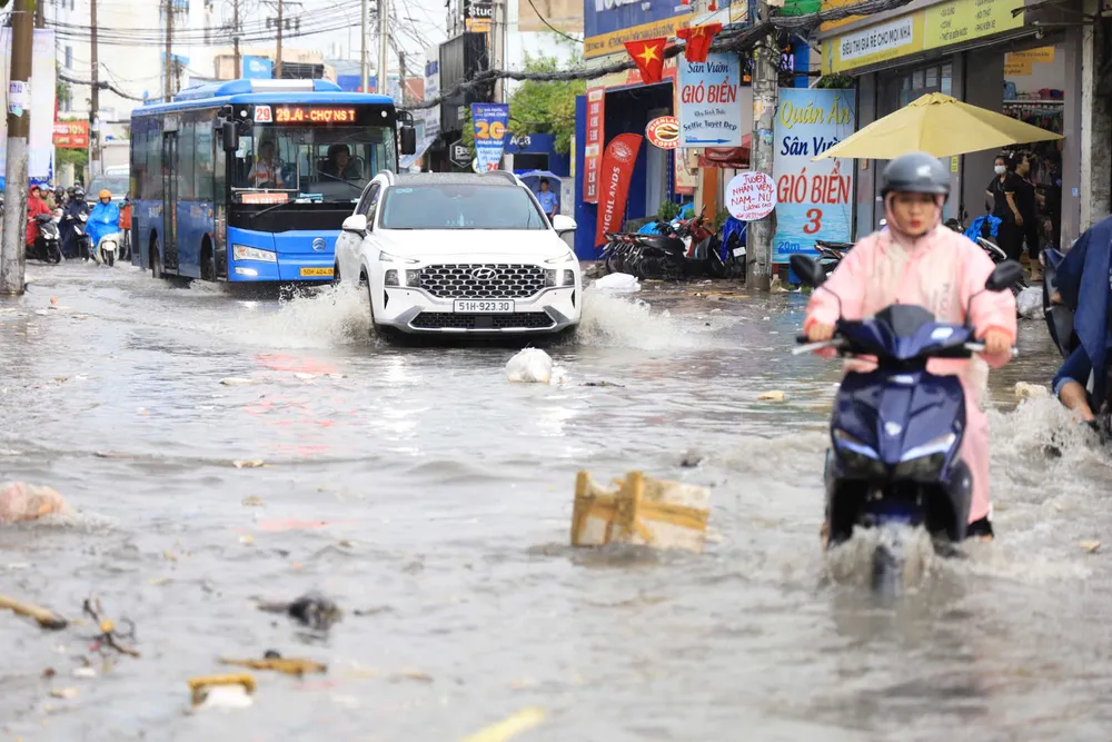 Mưa lớn gây ngập ở khu vực TP Thủ Đức chiều ngày 10-10 TP.HCM và các tỉnh Nam Bộ sẽ tiếp tục mưa trong những ngày tới