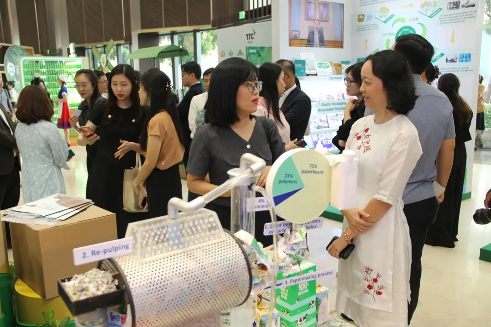 PRO Việt Nam và các công ty thành viên tổ chức triển lãm giới thiệu các mô hình kinh tế tuần hoàn. Ảnh: NC PRO Việt Nam cam kết thu gom và tái chế khoảng 64.000 tấn bao bì