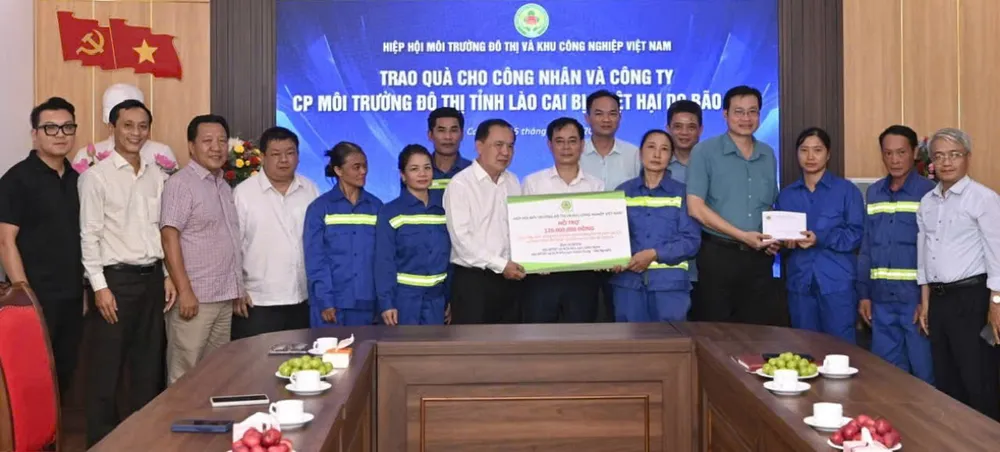 Gần 700 triệu đồng hỗ trợ cho công nhân lĩnh vực môi trường ảnh hưởng do bão số 3