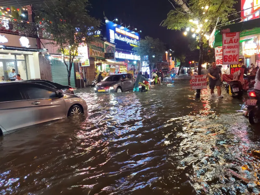 Tối 20-10, TP.HCM ngập sâu nhiều nơi