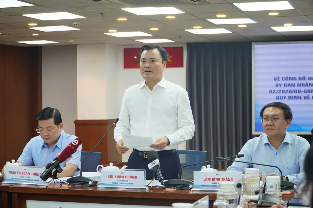 Ông Bùi Xuân Cường phát biểu tại buổi họp báo. Ảnh: NC bùi xuân cường- bảng giá đất.jpg