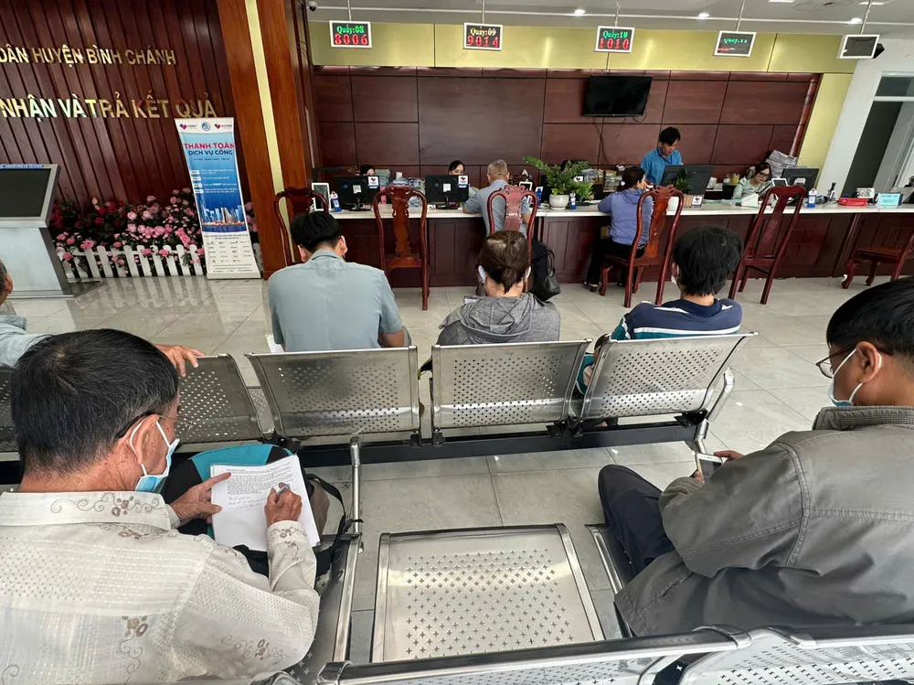 Người dân đến làm các thủ tục tại bộ phận một cửa huyện Bình Chánh sáng 31-10. Ảnh: NV bảng giá đất bình chánh.jpg