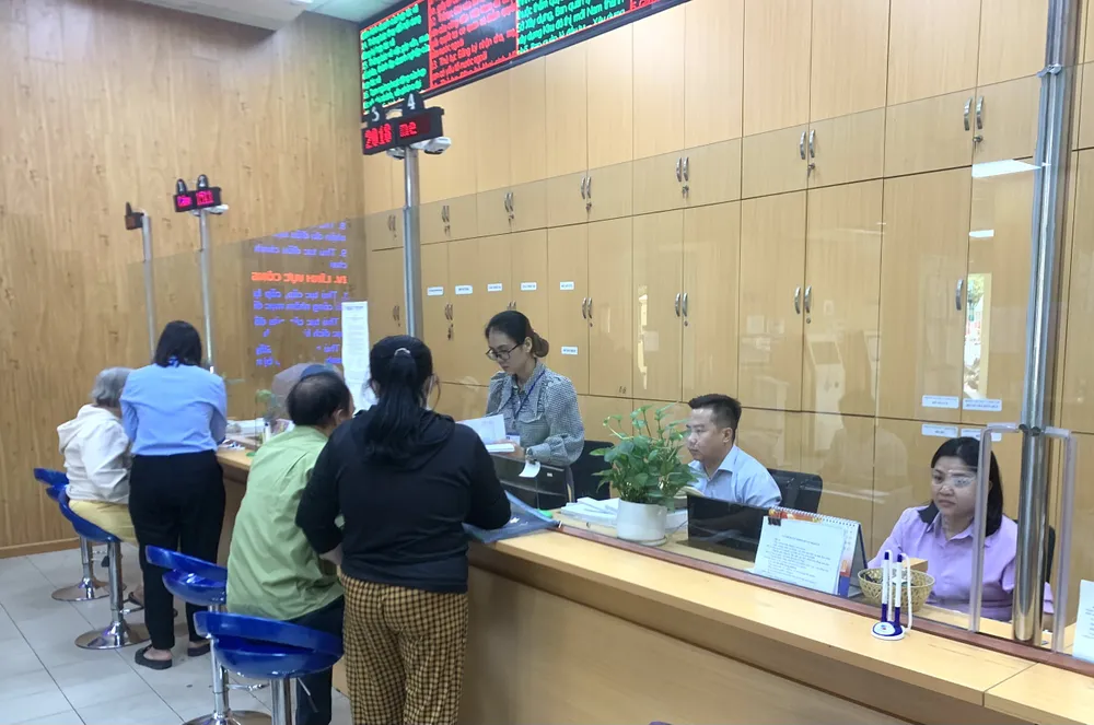 Cán bộ huyện Củ Chi giải quyết các hồ sơ cho người dân sáng 31-10. Ảnh: NV bảng giá đất củ chi 2.jpg