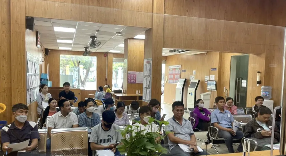 Người dân đến làm thủ tục tại bộ phận tiếp nhận hồ sơ ở huyện Củ Chi sáng 31-10. Ảnh: NV Vắng người làm hồ sơ nhà đất trong ngày đầu áp dụng bảng giá đất mới