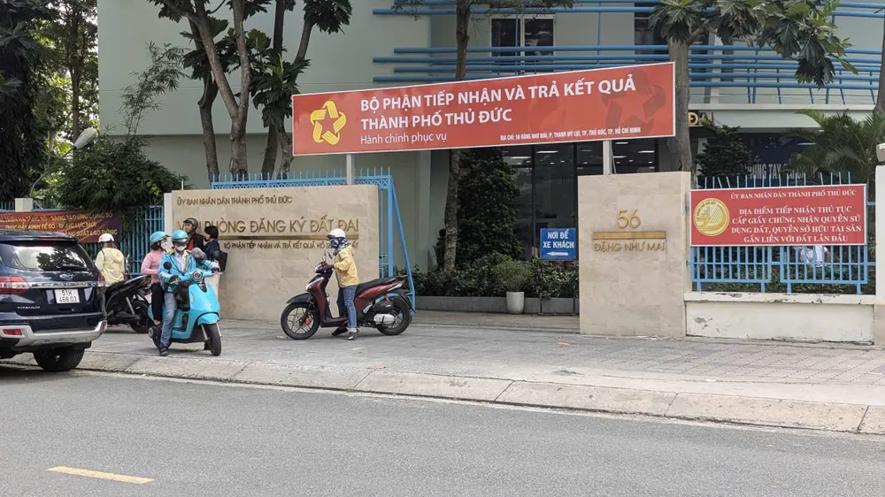 Người dân đến làm hồ sơ tại Văn phòng đăng ký đất đai TP Thủ Đức sáng 31-10. Ảnh: NV bảng giá đất thủ đức.jpg